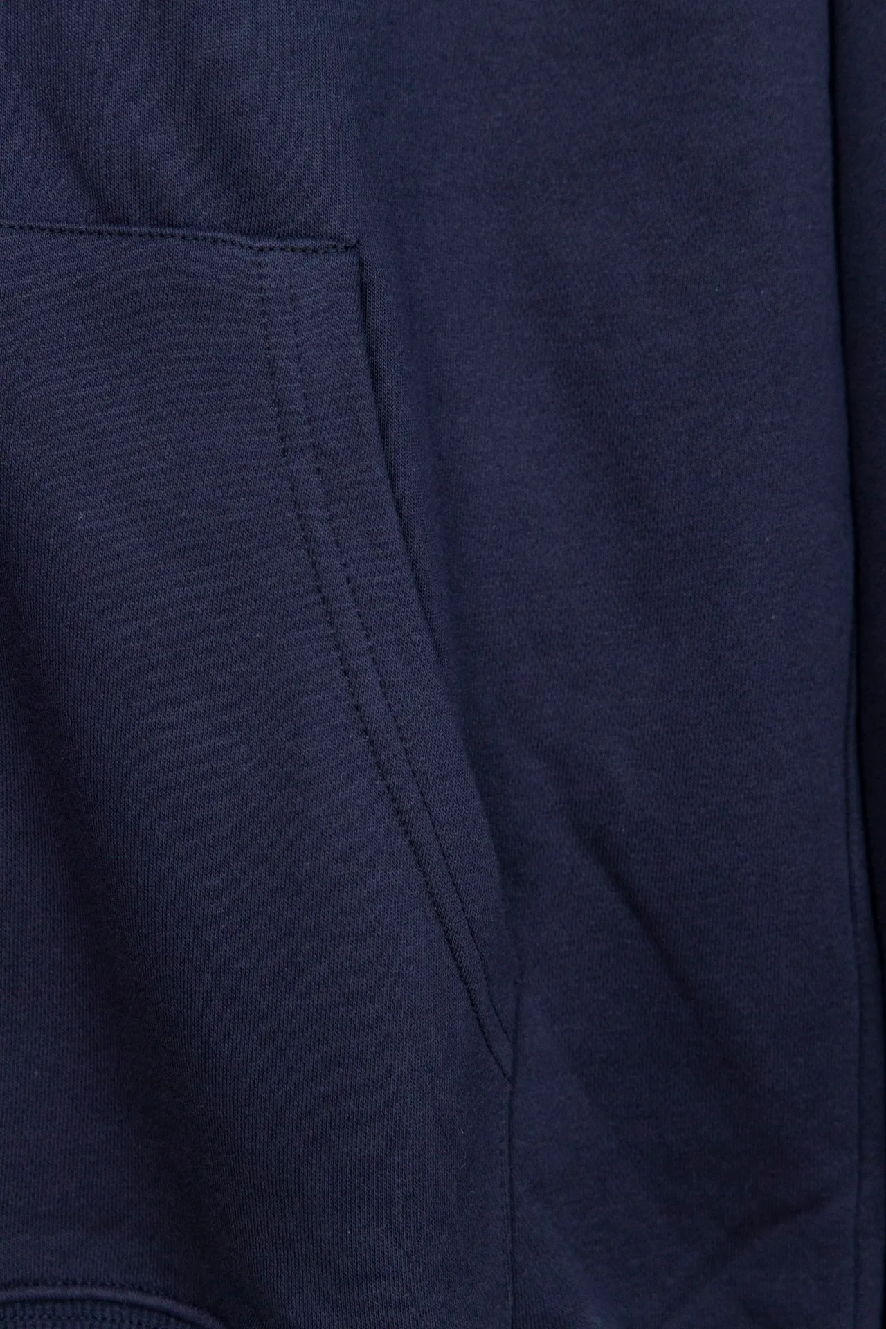P240 Style No.: Y055 Ralph Lauren/Ralph Lauren pony embroidered zipper cardigan hooded sweatshirt. A one-of-a-kind sweatshirt for autumn and winter is here. You can wear it casually no matter how you wear it! ! This hooded sweatshirt is decorated with the simple style that represents Ralph Lauren and is paired with a pony embroidery pattern, which is three-dimensional and full! The solid color fabric paired with exquisite embroidery instantly sets it off! Hooded sports design, loose and casual fit! The overall texture is very strong! Through the pictures, we can feel the thickness and texture of custom-woven and dyed threads. The workmanship is exquisite. They are shipped from major foreign trade factories. They are all made by masters with many years of experience. Everything is of high standards and requirements! Simple and versatile model ~ Made of imported pique cotton fabric, which is super delicate and soft, close to the body without being tied. All fabrics and accessories are original custom-made and of high quality! Perfectly reflects the brand’s sense of superiority! Standard cut, comfortable stretch, unrestricted movement! Highly practical, high-end and classy! Versatile style ~ can be paired with jeans or jogging pants. Ideal for transitioning from your morning commute to weekend events! Tag, hanging particles, washed, packaging bag, full set of accessories, very good-looking, super exquisite workmanship, size: S-XL, color: navy, black, gray